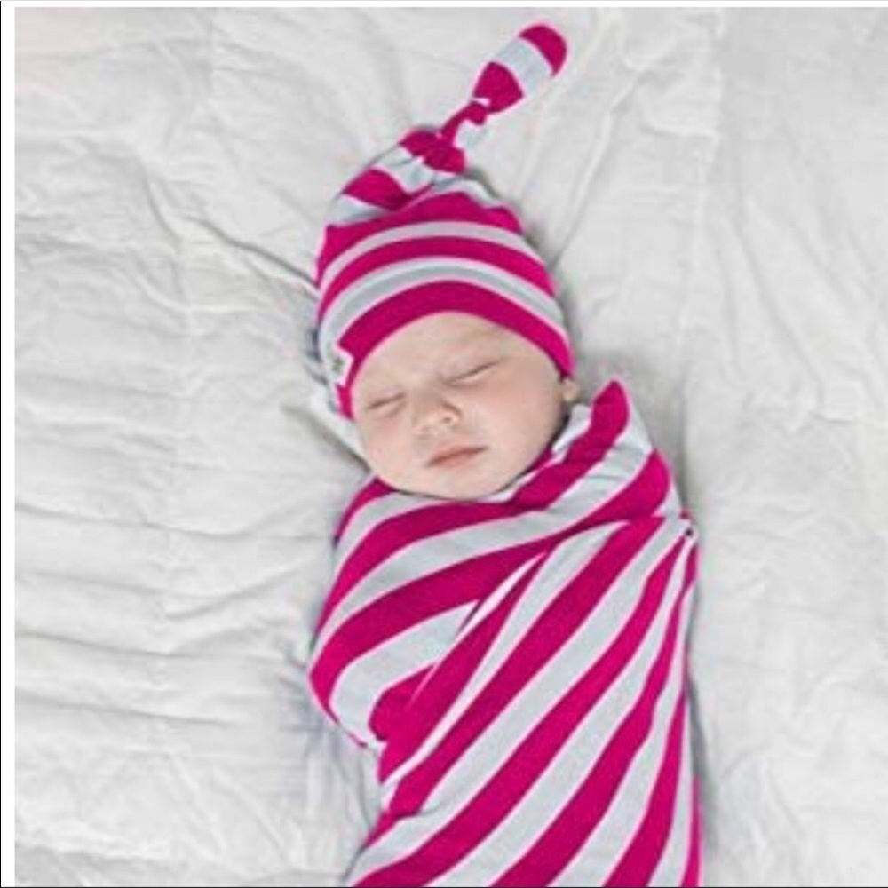 🐣 Swaddle Blanket + Newborn Hat & 8-Pk Bib Set - Picture 8 of 9